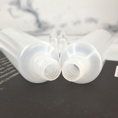 耐久性のあるスポイトキャップを備えた滑らかな表面のスポイトディスペンサーボトル。化粧品、医薬品、研究所に最適