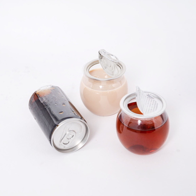 様々な飲み物用のハンドル付きの隔離されたプラスチック製のミルクティーボトル