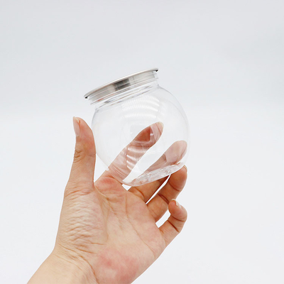 様々な飲み物用のハンドル付きの隔離されたプラスチック製のミルクティーボトル