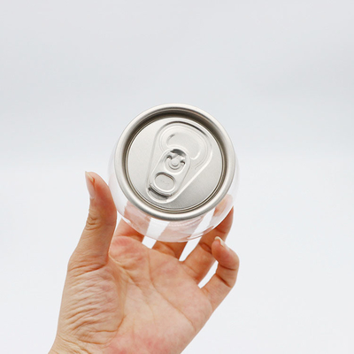 様々な飲み物用のハンドル付きの隔離されたプラスチック製のミルクティーボトル