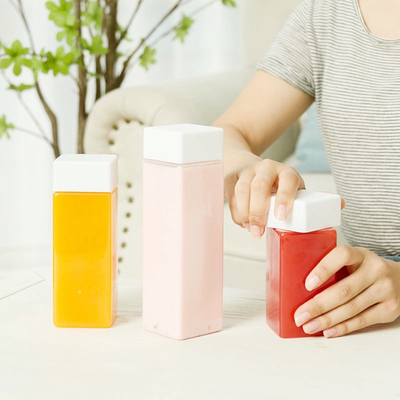漏れのない水分補給のために隔離されたミルクティーボトル