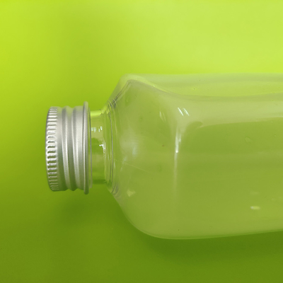 プラスチック製のミルクティーボトルに 漏れ防止の螺栓を貼る