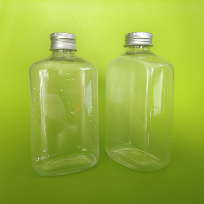 プラスチック製のミルクティーボトルに 漏れ防止の螺栓を貼る