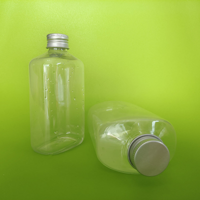 プラスチック製のミルクティーボトルに 漏れ防止の螺栓を貼る