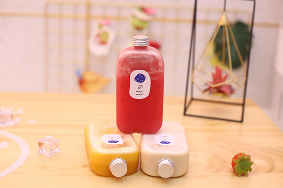 スクエアと丸い 透明な飲み物 漏れ防止の螺栓付きのミルクティーボトル