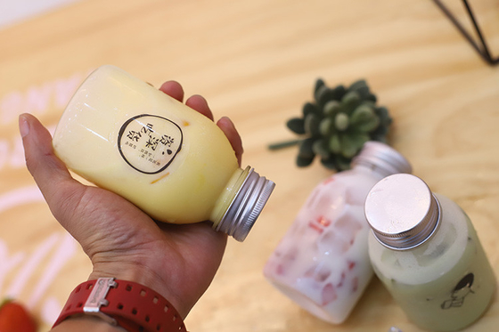 中程度の大きさ の 飲み物 の ため に 蓋 の 上 に 便利 な 螺栓 の 泡 茶 容器