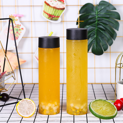 透明な素材と蓋に螺栓付きの近代的なデザインのミルクティーボトル