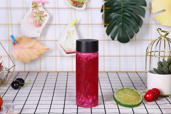 四角くて丸い、透明なバブルティーピッチャー。内容物の迅速な識別とモニタリングを可能にする透明デザインが特徴。