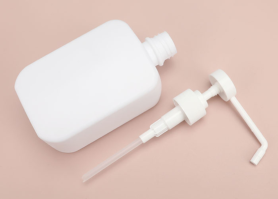長いノズルが付いている白い詰め替え式手のSanitizerのびん