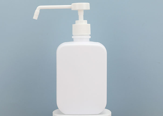 長いノズルが付いている白い詰め替え式手のSanitizerのびん